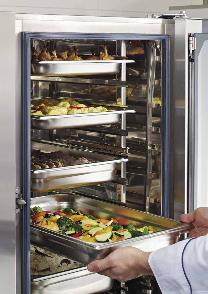 Také zde jsou pokrmy předem připravené v zařízení SelfCookingCenter zchlazeny a připravené uloženy v nádobách.