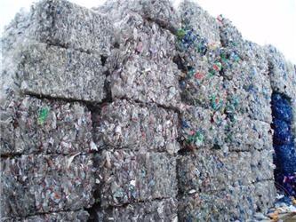 Co se děje s plasty, které vytřídíme? 40 % mechanickou recyklací zbytek je využíván pro získávání energie. recyklace - sebraný materiál je coby surovina prodán zpracovateli.