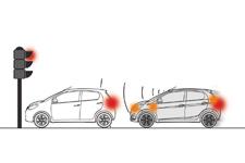 Řízení Spuštěné automatické brzdění: - může být ještě efektivnější, pokud řidič silněji stlačí brzdový pedál, - může zastavit vozidlo, přičemž vozidlo zůstane zastavené po dobu přibližně 1,5 sekundy