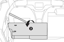 Ergonomie a pohodlí 3 Při sklápění opěradla nesmí být prostřední bezpečnostní pás zapnutý, nýbrž umístěný naplocho podél opěradla.