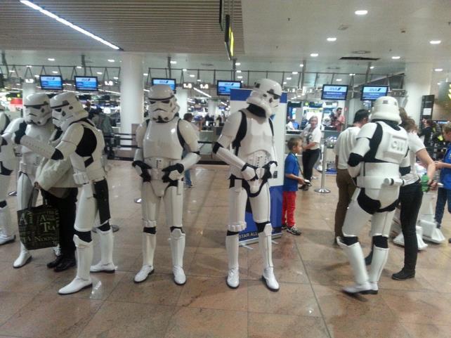 Útoky na letiště a EU? 4/11/2015 Teroristické útoky v Bruselu 22/3/2016 Dva sebevražedné útoky v odletové hale.