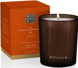 Vonné svíčky 1112180 RITUALS - Happy Buddha Scented Candle Pomeranč má pikantní, aromatickou vůni, tišící účinky a zjemňuje pokožku.