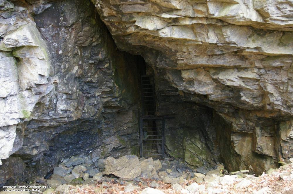 VÁPENICE BASA Obr. 8-3 Lom Basa. Bývalý vápencový lom na jižní straně Ještědského hřbetu. Vstup do jeskyně. (foto Svačinka, Ondřej 2008 http://fotoarchiv.geology.