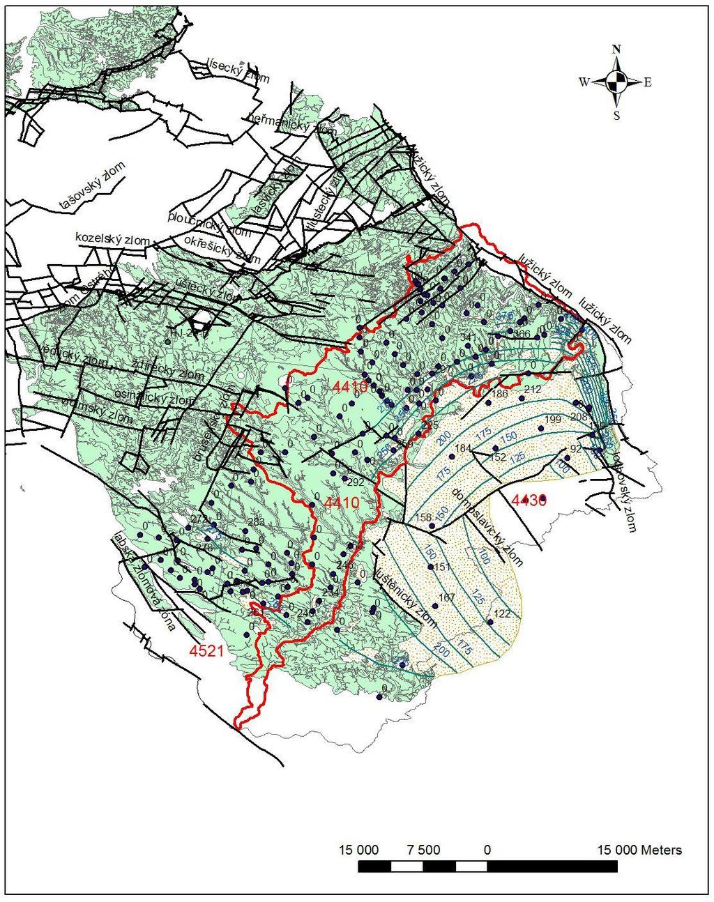 Obr. 4-5. Mapa povrchového výskytu jizerského souvrství s vyznačením výšky stropu jizerského souvrství (modré linie) a tektoniky (černé linie). Rozsah rajonu 4410 vyznačen červeným polygonem.