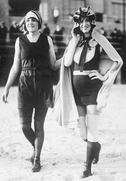 století se plavání začalo konečně uznávat jako sport, především díky Letním olympijským hrám v Athénách v roce 1906. Plavací dres pro ženy byl ovšem stále velmi přísný.