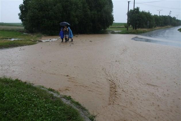 Přívalové deště zasáhly Moravu, v ulicích Bystřice bylo aţ 1,5 metru vody červen 2011 http://zpravy.idnes.