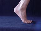 Fáze:zatížení - pronace V okamžiku doteku terénu noha zůstává v uvolněné pozici.
