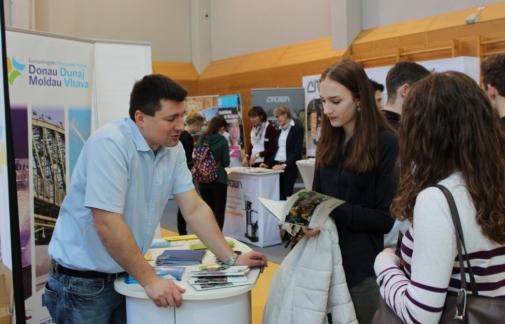 Abiturmesse academicus LIVE 2017 Veletrh maturit Academicus LIVE 2017 Bildung/vzdělání Oberviechtach (DE) 26.01.2017 Mehr als 300 SchülerInnen und AbiturientenInnen nutzten die Gelegenheit, sich über die Hochschulen und Universitäten in der Europaregion zu informieren.