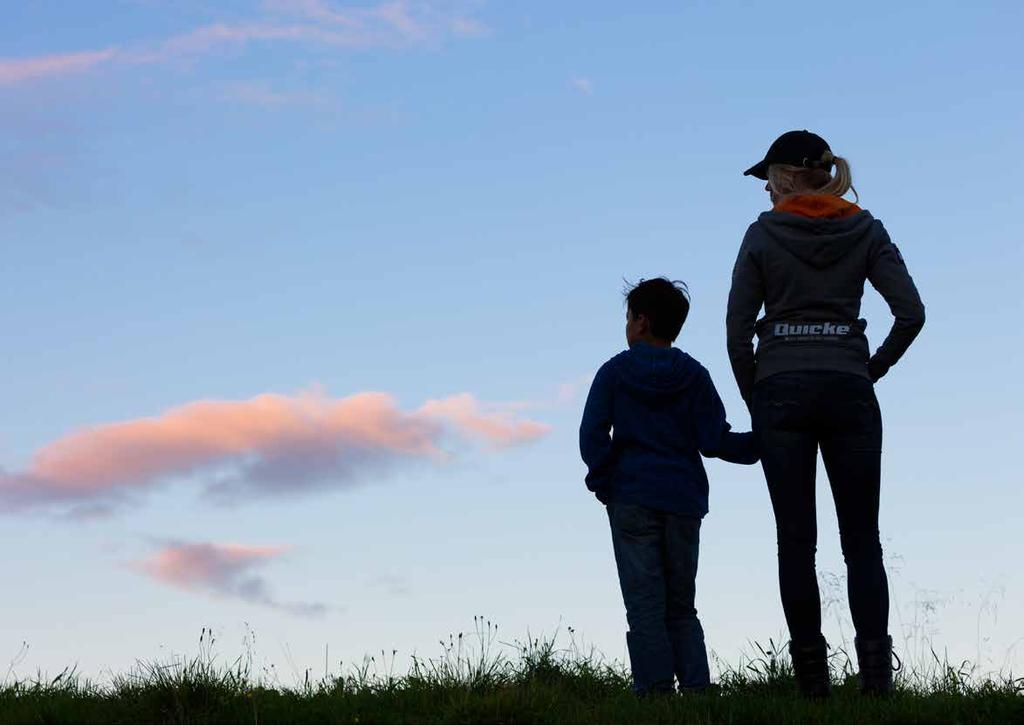 16 NOVÁ ŘADA Q MAXIMÁLNÍ VYUŽITÍ VAŠÍ PRACOVNÍ DOBY Nová řada Quicke Q ukazuje, jak obrovský rozdíl přináší chytrá konstrukce.
