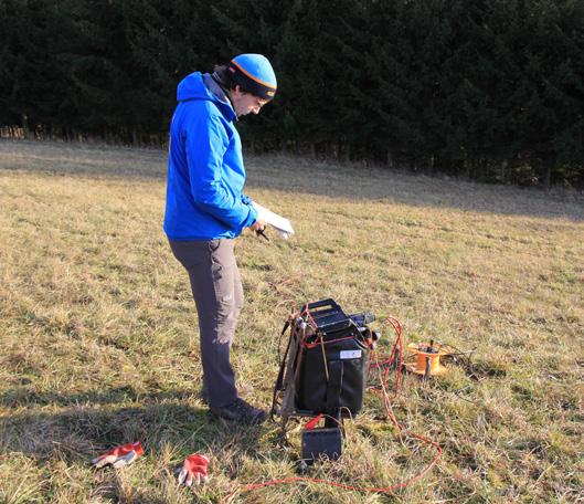 seznamte se Některé metody používané pro geofyzikální práce na lokalitách Geoelektrické odporové metody Základním měřeným parametrem je elektrický odpor horninového prostředí.