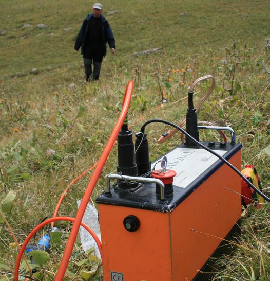 Princip metody spočívá v zavádění stejnosměrného proudu do země, čímž se generuje elektrické pole.