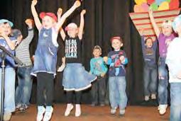 Traplické děti potěšily krásným zpěvem a tancem. Samozřejmě se nejvíce pozornost upírala na poslední vystoupení, a to dětí z folklórního kroužku Pláňata.