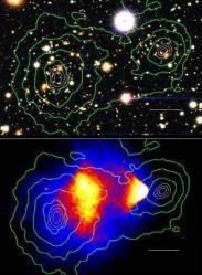 Zvětšit obrázek První pozorovaná srážka kup galaxií. Nahoře je zobrazení galaktické dvojkupy 1E0657-558 (Kupa střela) ve viditelné oblasti spektra.