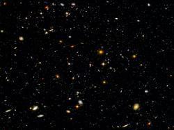 Velmi vzdálené galaxie v Hubblově teleskopu. Jaká překvapení nás čekají při cestě za pochopením struktury a vývoje vesmíru? Patří do něj temná hmota? A jaké částice ji tvoří? Kdy to zjistíme?