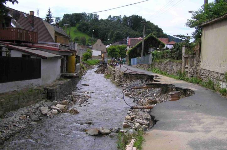 bez střídání tůní a peřejí) Režimy rovnoměrného proudění V přírodě výhradně turbulentní proudění, a to nejčastěji s hydraulicky drsnými břehy a dnem (kvadratická