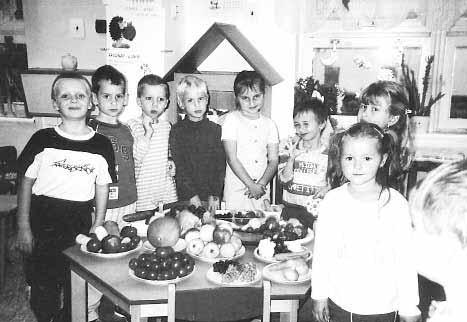Bûhem nûkolika dní byla vstupní hala plná drakû a dráãkû z rûzn ch materiálû.