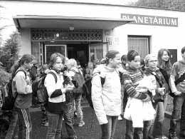 Podzimní v let - 24. 10. 2006 nav tívili Ïáci 5. tfiíd teplické planetárium, aby si prohloubili uãivo pfiírodovûdy o vesmíru.