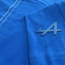 Potlač vpredu (obrázok vozidla Alpine s "podsvietením"), 3D tlač písmena "A" na spodku trička.