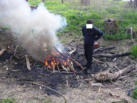 82) Při obchůzkové činnosti jste zjistil, že v blízkosti jedné z chat v katastru Vaší obce jsou na ohništi páleny plastové obaly,