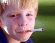 87) Při výkonu své pracovní činnosti spatříte dva školáky evidentně mladší šestnácti let, kteří na chodníku před trafikou kouří cigarety.