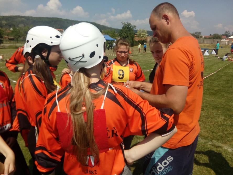 Družstva se bez zádrhelů střídala, a pokud se objevila nečekaná situace, hasiči byli natolik Obrázek 41: Malí hasiči si zkontrolovali každý závit. Foto: Anna Hrozová.