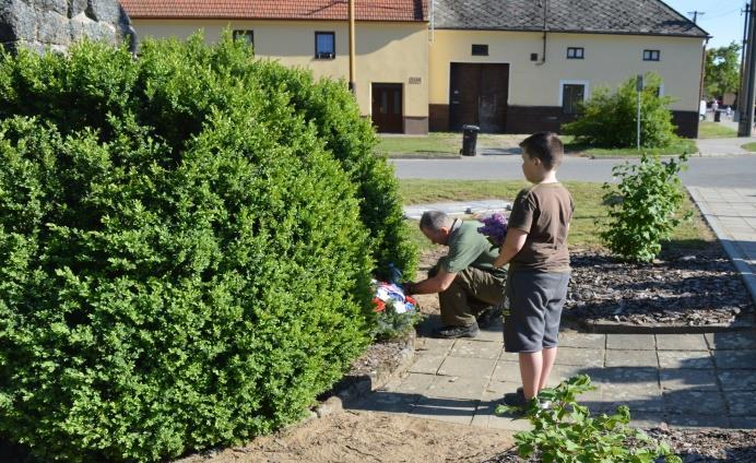 Také pro ně byly nachystány špekáčky k opékání, pro dospělé občerstvení a Obrázek 69: Fotbalisti postavili "Máju". Foto: Anna Hrozová. grilované dob roty. V sobotu 12. 5.