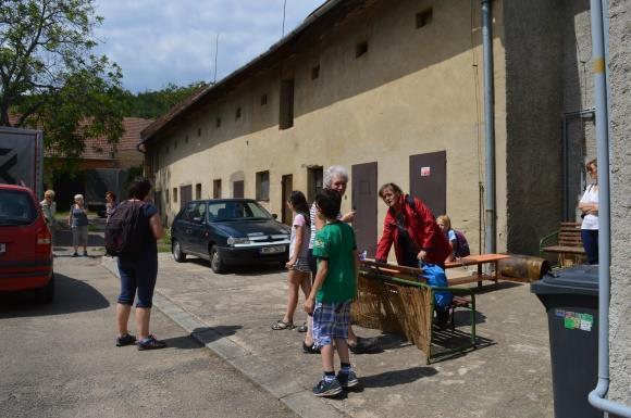 Děti kreslily na chodník. U ohně jsme si Obrázek 92: Jako vždy jsme se zastavili u studánky. Foto: Jiří Pilát.