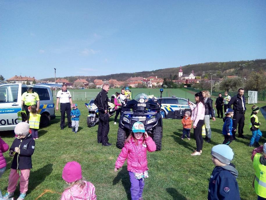 Ukázka policejní techniky Dne 17. 4. 2018 pro nás tatínci dětí z MŠ, kteří pracují u policie, připravili se svými kolegy krásné dopoledne plné zážitků.