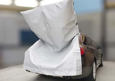 D-A 23) Velkorysý střih deky umožňuje ochranu skoro každého typu dveří osobního automobilu.