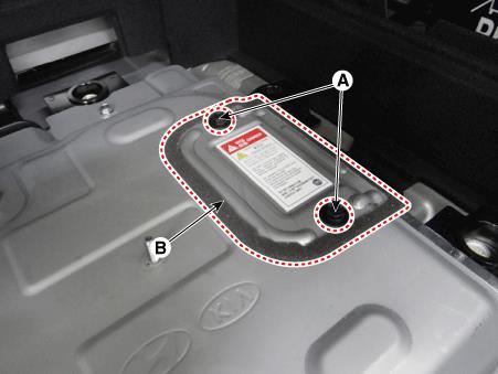 Před odpojením 12V akumulátoru přemístěte inteligentní klíč do vzdálenosti alespoň 2 metry od vozidla, abyste zabránili možnosti náhodného opětovného spuštění