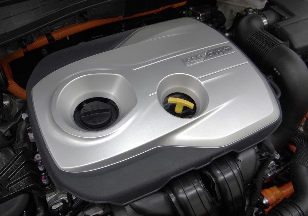 Identifikace modelu Optima PHEV 5 Motorový prostor Logo Eco Plug-in Hybrid se také nachází na krytu motoru pod kapotou. Kabeláž vysokonapěťového systému navíc oranžová podle normy SAE.