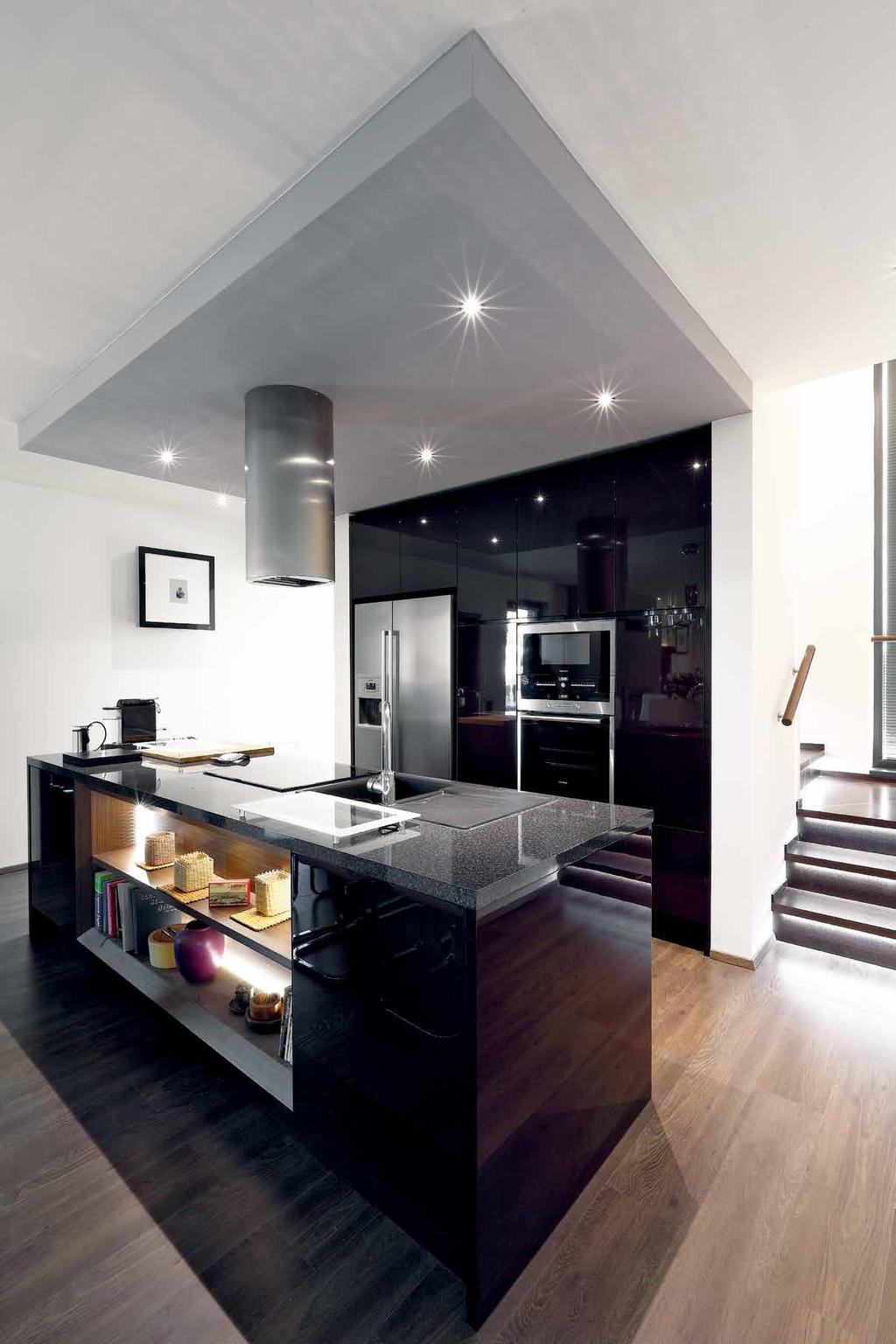 nízkoenergetický dom Kuchyňa napriek prepojeniu s obývacou časťou pôsobí kompaktne vďaka zníženému sadrokartónovému stropu.
