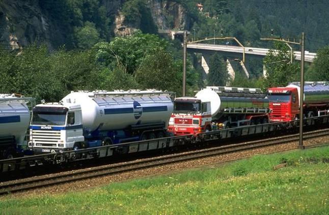 logistiky sledování zásilek, informační systémy pro usnadnění zákazníky překonání rozhraní silnice