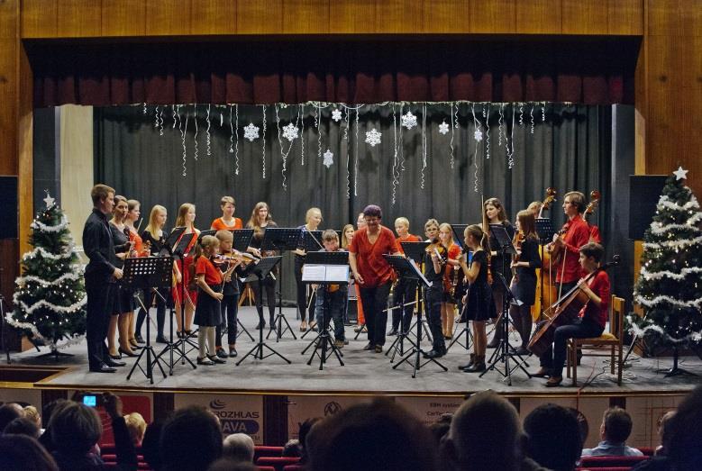 Aktivity hudebního oboru ve školním roce 2015/20156 43 třídních besídek 11 hudebních podvečerů 21 žákovských koncertů Některé vybrané akce z tohoto přehledu, pořádané na ZUŠ: ROK 2015 21.10.