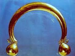 artefakty: zlatý šperk (náramky, nákrčníky,