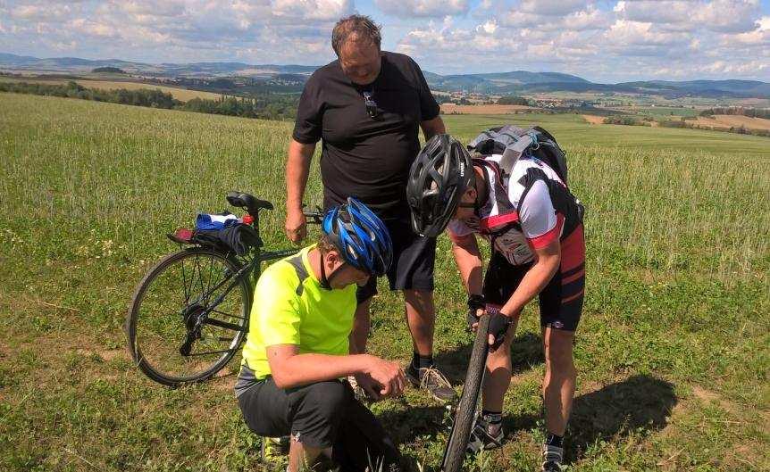 12. 8. 2017 V naší vesničce prob hl sraz motocykl značky JAWA a p íznivc této sv toznámé značky. Setkání prob hlo na krytém parketu u h išt.