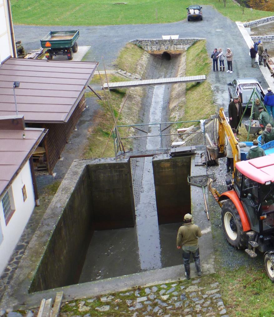 Rybniční stoka profil a opevnění Nad nádrží provádíme běžnou úpravu toku, případně revitalizační úpravu Pod nádrží je nutno provádět úpravy s ohledem na nebezpečí zatopení paty vzdušního líce V místě