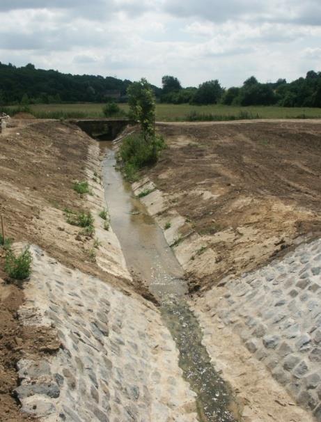 Trasu rybniční stoky navrhujeme zpravidla co nejjednodušší Na začátku i konci úpravy směrově napojujeme na stávající