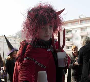 Obstaja posebna šola, kjer se dekleta pripravljajo za nastop na karnevalu, in največja sreča je, če je katera izvoljena za kraljico parade sambe.