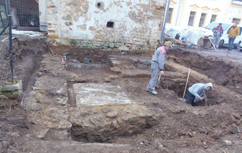 Beková M.: Archeologické výzkumy rychnovského muzea v roce 2017 Obr. 3. Potštejn, ČOV a přístavba pivovaru Clock 2017 celkový pohled na odkopané zdivo.