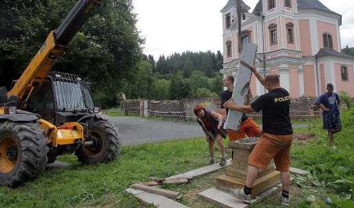 armáda, výsledkem jsou zničené obce a jejich dnešní komplikovaná obnova Dotklo