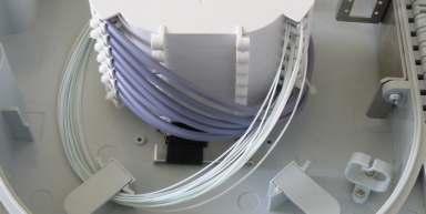 Při použití příchozích kabelů v páskovém provedení lze do kazety umístit 3