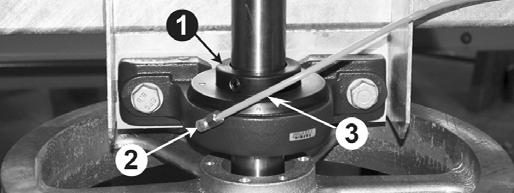 Pracovní postupy údržby 3. Přidržte hřídel a pomocí důlčíku na vyrážení kolíků zarazte objímku (do připraveného otvoru) tangenciálně ve směru otáčení. 4. Dotáhněte stavěcí šroub.