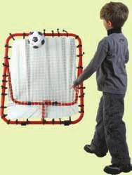připevněna k rámu gumičkami, což umožňuje, že se míč vrátí k dítěti.
