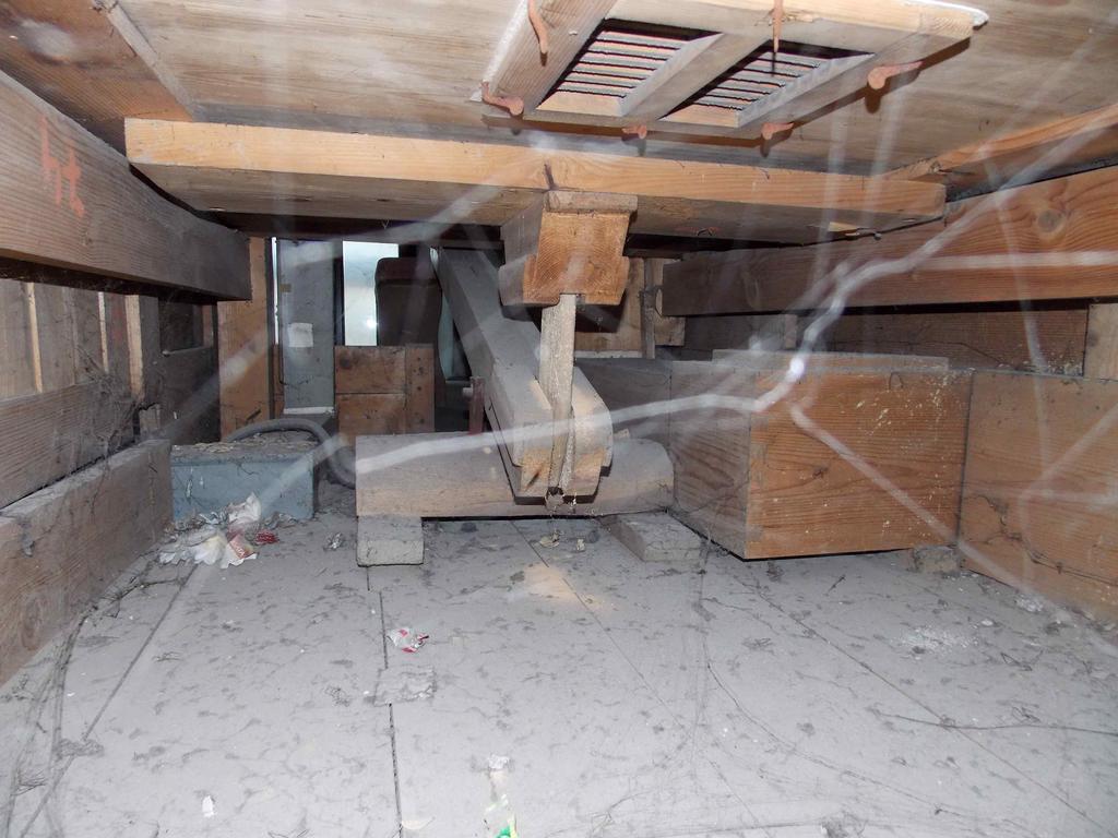 Súčasné čerpadlo vzduchu (ventilátor) je amatérskej výroby. Iste kvôli hluku bolo osadené do podvežia, čo je pre organ nevhodné umiestnenie.
