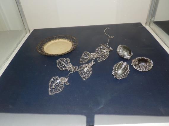 Na dalším obrázku je obdrátovaná miska a šperk s motivy lístků, a brože se zabudovanými a zdobenými kameny.