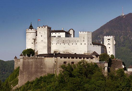 Co byste si rozhodně neměli nechat ujít: Pevnost Hohensalzburg Pevnost tyčící se nad Salzburgem je největším zachovalým středověkým hradem ve Střední Evropě.