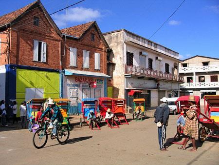 Cestou návštěva v Ambatolampy městečko cca 70 km od hlavního města, které je proslulé zpracováním hliníku zejména ruční výroba hrnců Antsirabe je koloniální městečko, které se nachází v nadmořské