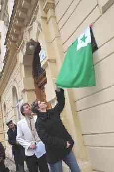 Cent jaroj de Esperanto en Prostějov La 30-an de januaro 2009 estis inaŭgurita ekspozicio en la vestiblo de la kinejo Metro - sur paneloj estas fotoj el diversaj Esperanto-aranĝoj kaj fotoj de