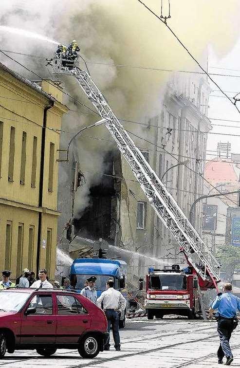 Únik nebezpečné látky - co dělat při...... úniku zemního plynu: ihned zhasněte všechny plameny, otevřete všechny okna a dveře a důkladně vyvětrejte, uzavřete všechny uzávěry plynu, příp.